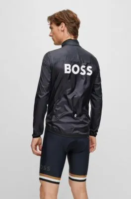 Chaqueta cortavientos BOSS x ASSOS plegable con detalle de la marca