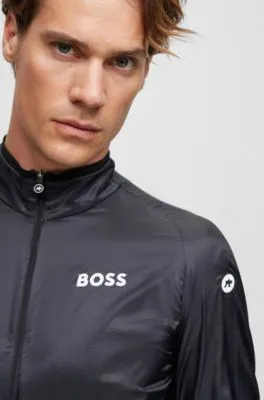 Chaqueta cortavientos BOSS x ASSOS plegable con detalle de la marca