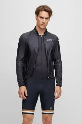 Chaqueta cortavientos BOSS x ASSOS plegable con detalle de la marca