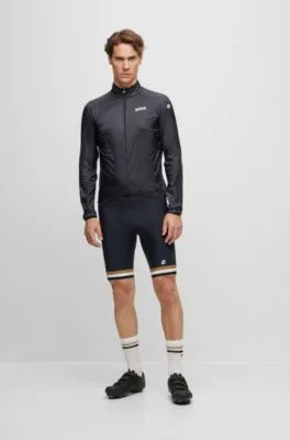 Chaqueta cortavientos BOSS x ASSOS plegable con detalle de la marca