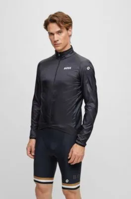 Chaqueta cortavientos BOSS x ASSOS plegable con detalle de la marca