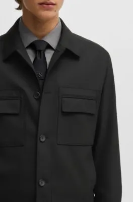 Chaqueta de sarga elástica con un corte moderno