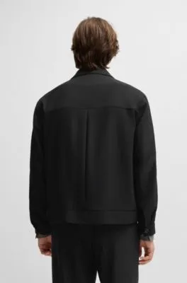 Chaqueta de sarga elástica con un corte moderno