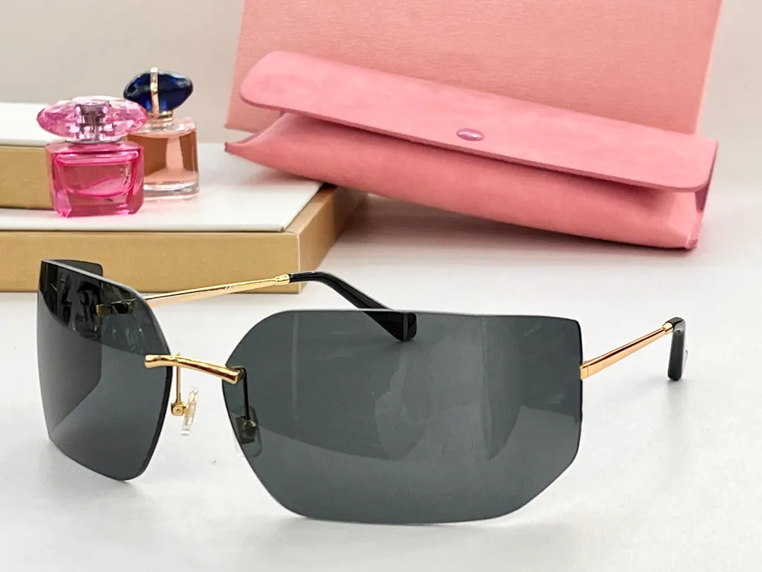 Gafas de sol para mujeres Diseñadores de verano 54y Estilo Anti-ultravioleta Placa retro Señales de moda sin marco Caja aleatori