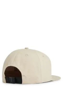 Gorra de cinco paneles con detalle de logo en panal de abeja