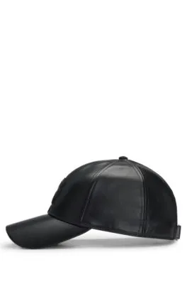 Gorra de piel sintética con monograma Double B