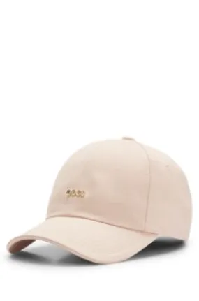 Gorra de sarga de algodón con detalle de logotipo metálico