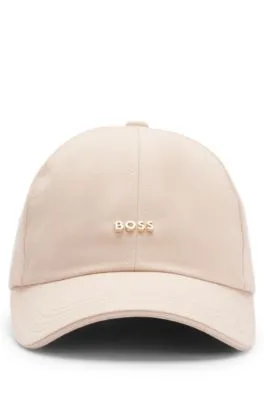 Gorra de sarga de algodón con detalle de logotipo metálico