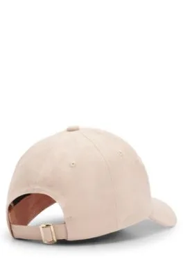 Gorra de sarga de algodón con detalle de logotipo metálico