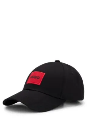 Gorra de sarga de algodón con etiqueta con logo roja