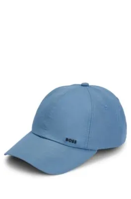 Gorra de seis paneles repelente al agua con logo metálico