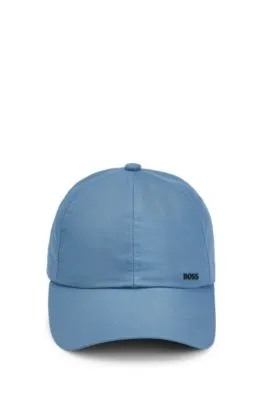 Gorra de seis paneles repelente al agua con logo metálico