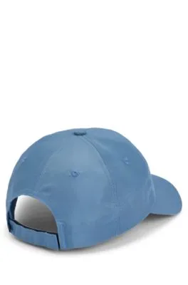 Gorra de seis paneles repelente al agua con logo metálico