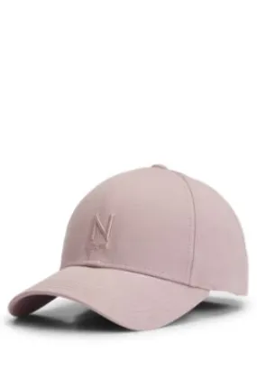 Gorra NAOMI x BOSS de sarga de algodón con bordado de la marca