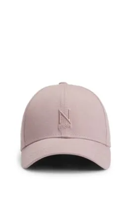 Gorra NAOMI x BOSS de sarga de algodón con bordado de la marca