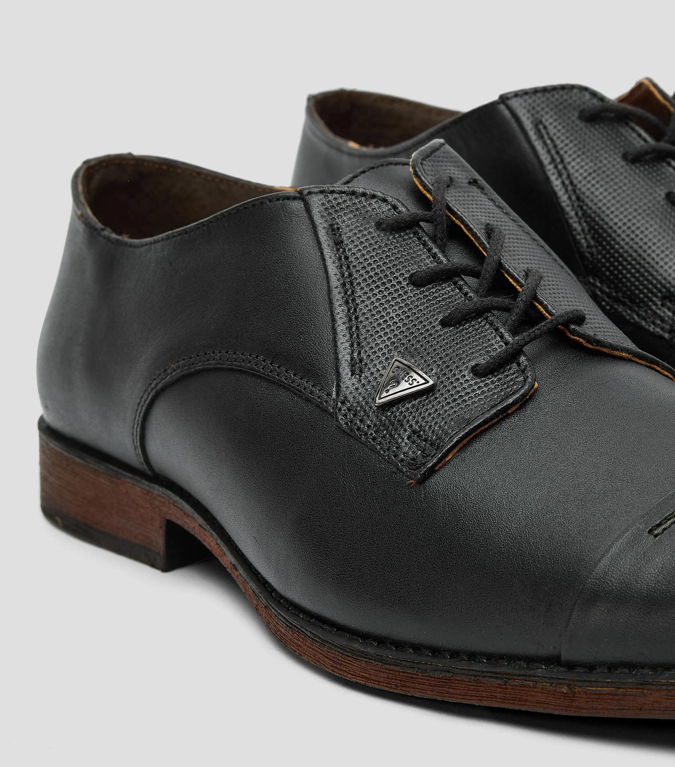 Guess Zapatos de vestir Oxford negros en piel Hombre