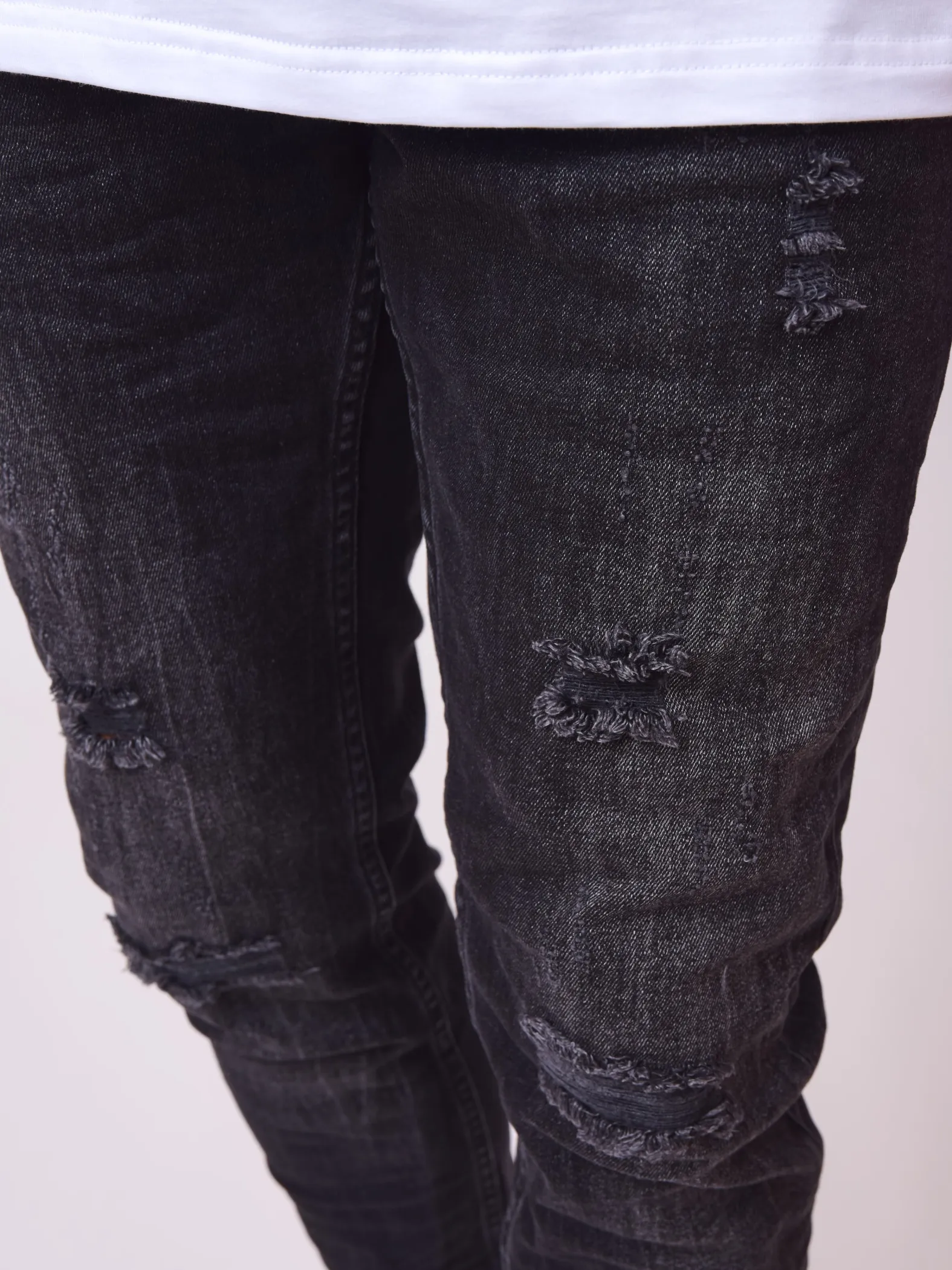 Jeans pitillo gris oscuro