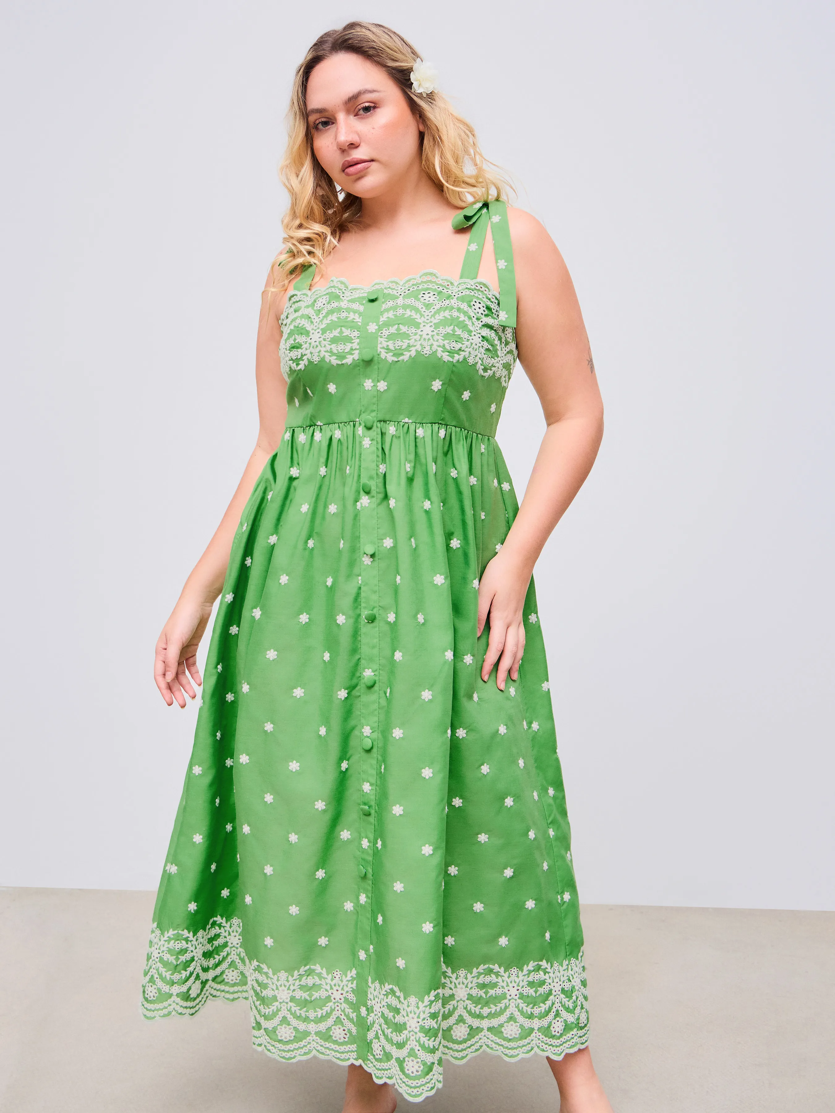 Vestido Maxi Bordado Floral con Cuello Cuadrado Tejido Curvy